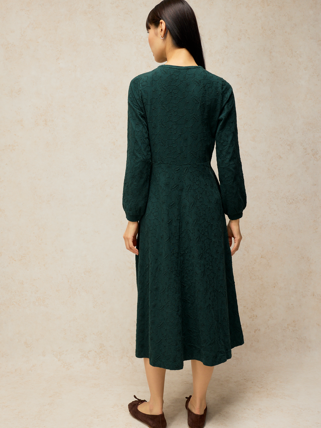 Robe brodée coupe midi
