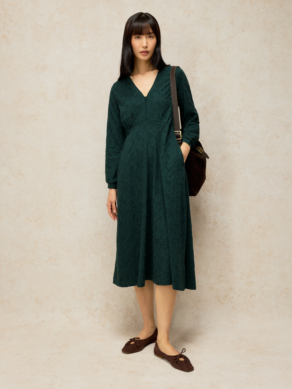 Robe brodée coupe midi